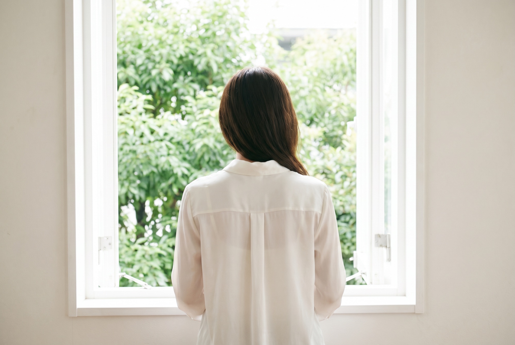 Origine — 窓辺の光の中で自分と向き合う女性