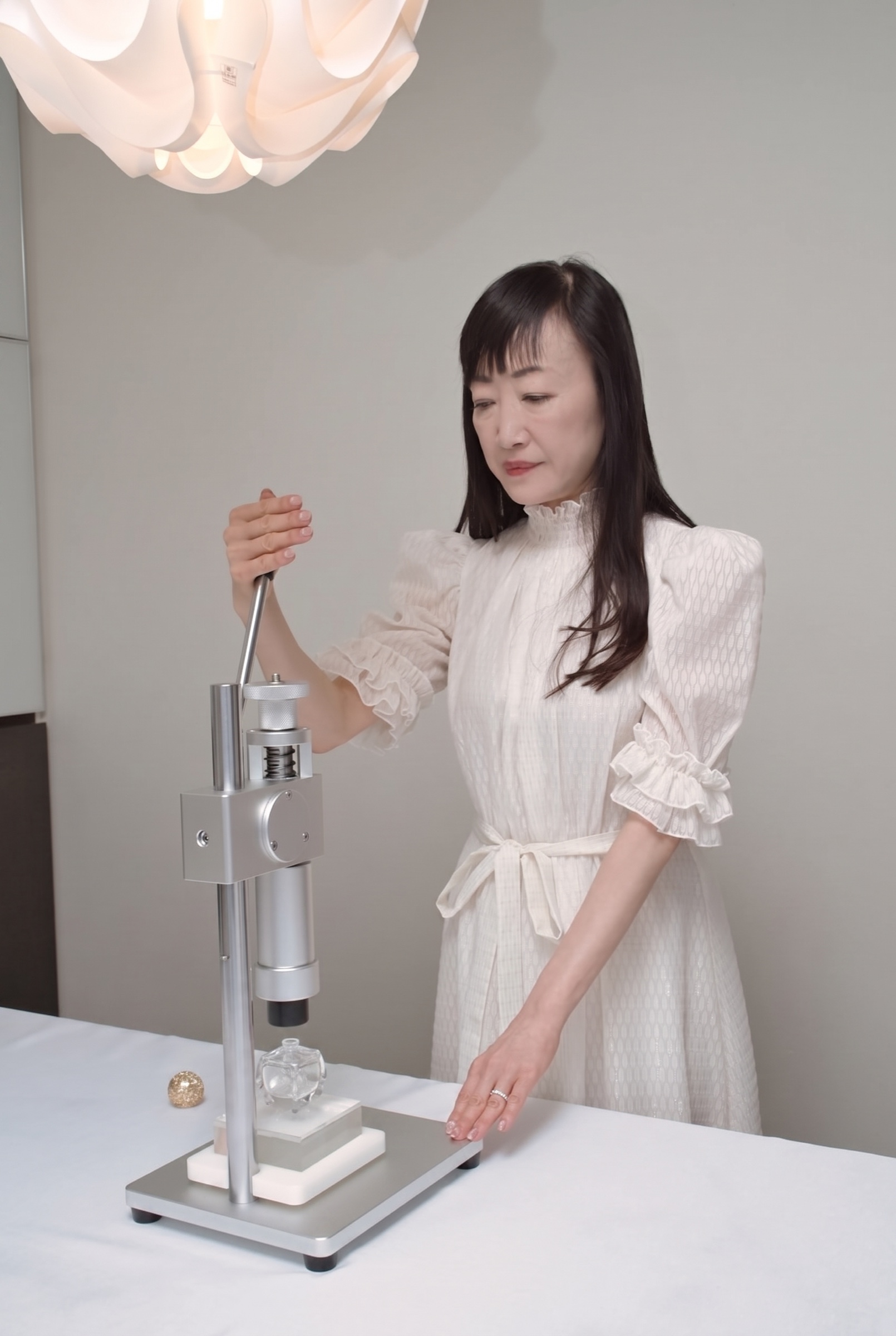 一本ずつ丁寧に打栓して仕上げる中里清香