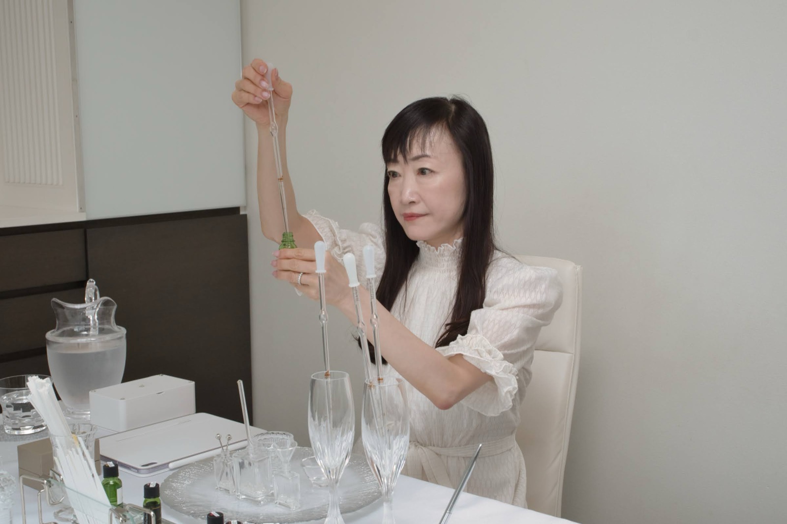 一滴ずつ丁寧に調香する様子