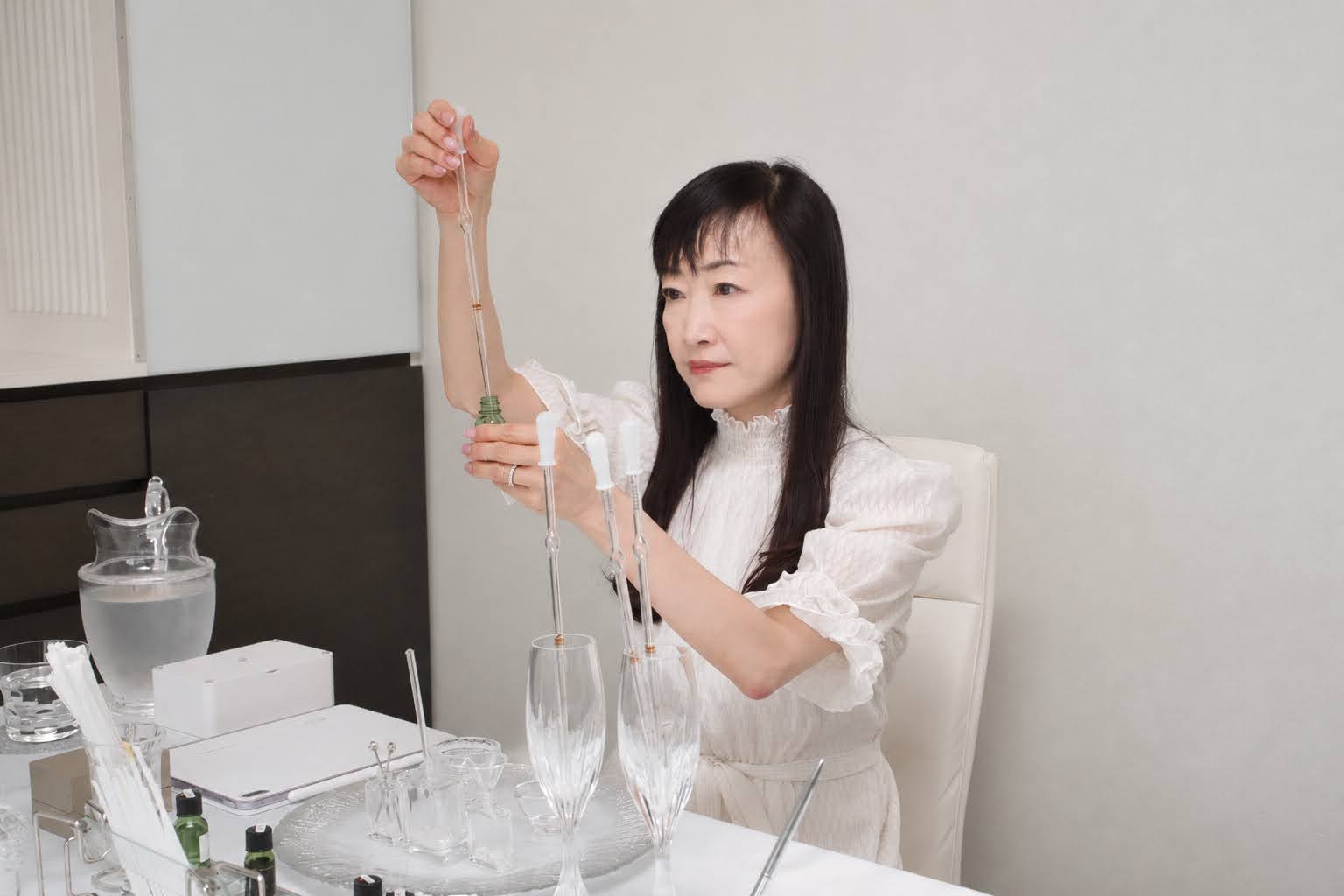 一滴ずつ丁寧に調香する様子