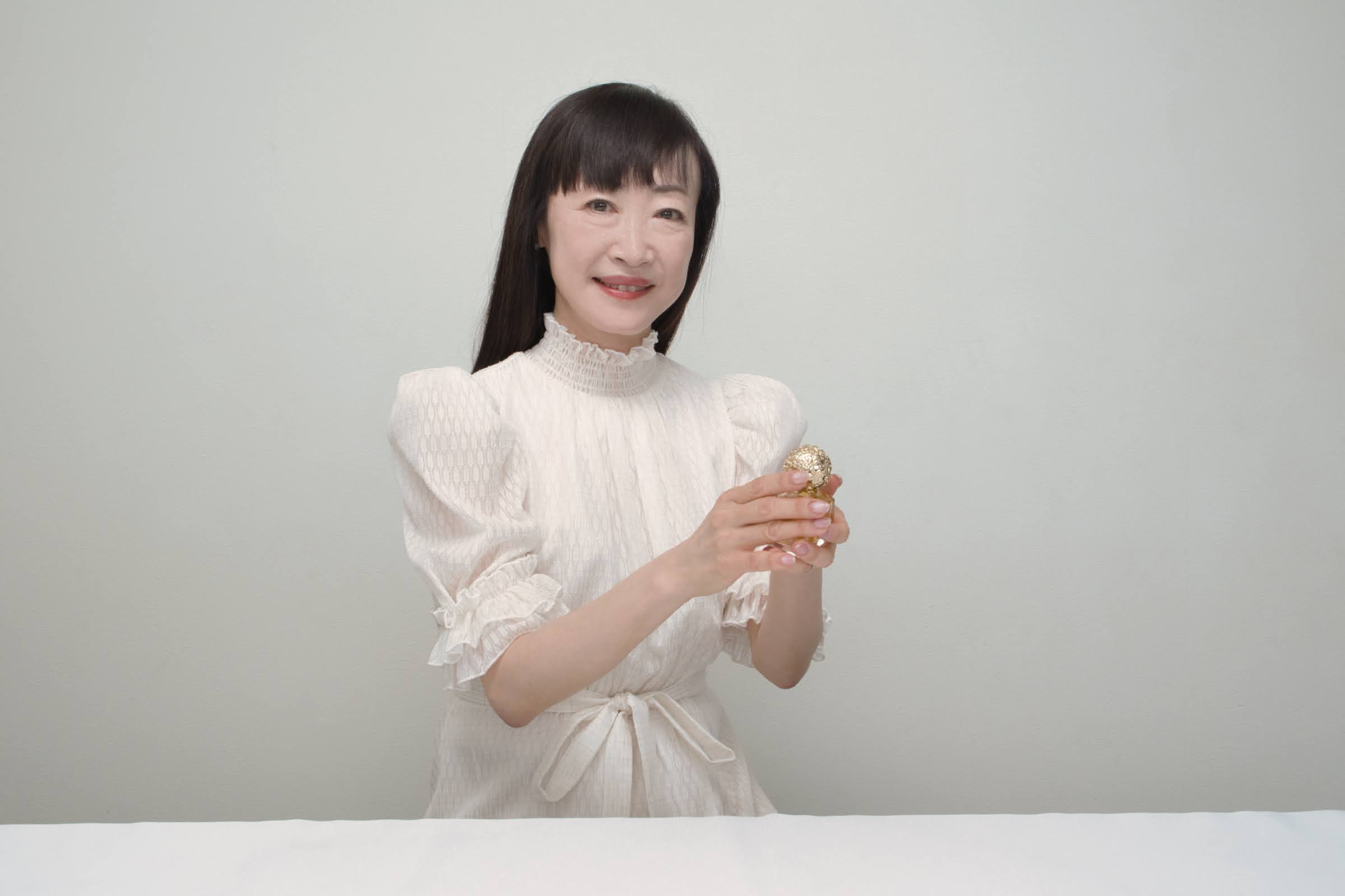 完成したアロマパルファンを手にする様子